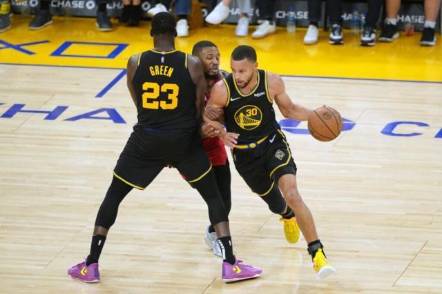 旺财28官方网站-【现场】与球迷相互依偎 坚固纽带让勇士继续高歌