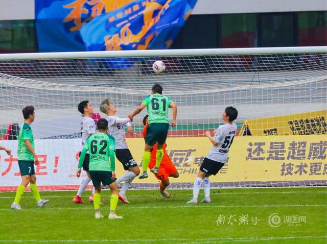 21635人的心跳，与湖州队同频——“吴越杯”湖州主场首战侧记|杭州|浙江省城市足球联赛|球迷|看台|折页_新浪体育_新浪新闻